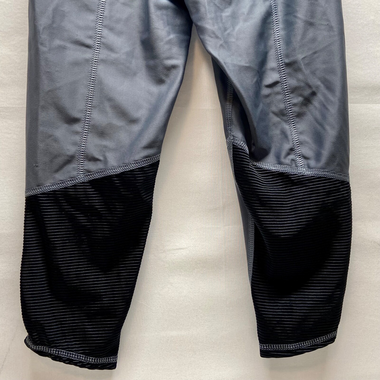 Spiritual Gangster Leggings Women's Xs/S Grey Black Colorblock Crop/Capri Nwt — image 6 of 8